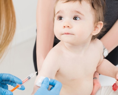 Kind bekommt Spritze