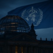 Bundestagskuppel, dahinter WHO Flagge