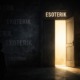 Geöffnete Tür zwischen Licht und Schatten, dunkler Raum mit mehrfacher Aufschrift Exoterik, Tür beschriftet mit Esoterik